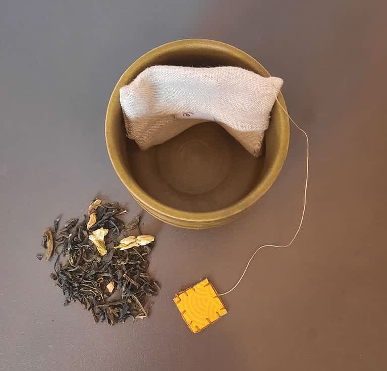 sachet de thé dans tasse vue du dessus